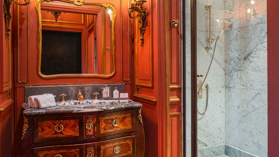 Chateau Louise de la Valliere Room