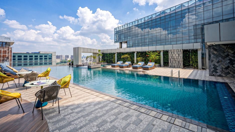 Crowne Plaza Dhaka Airport Pool