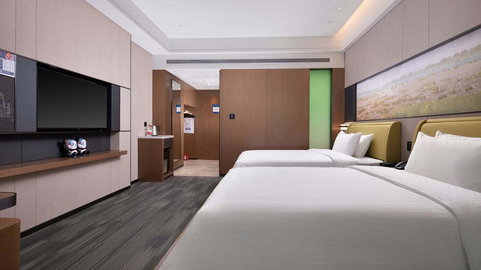 Hampton Inn URC Exhibition Center Room