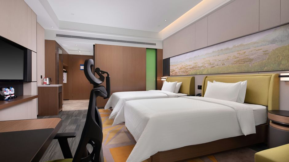 Hampton Inn URC Exhibition Center Room
