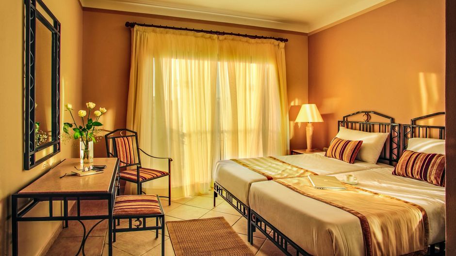 Sol Y Mar Ivory Suites Room