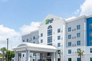 Holiday Inn Express Hotel & Suites