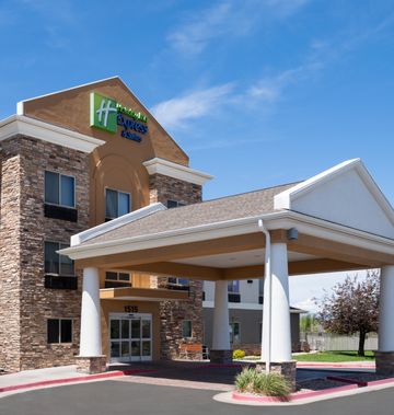 Holiday Inn Express Hotel & Suites
