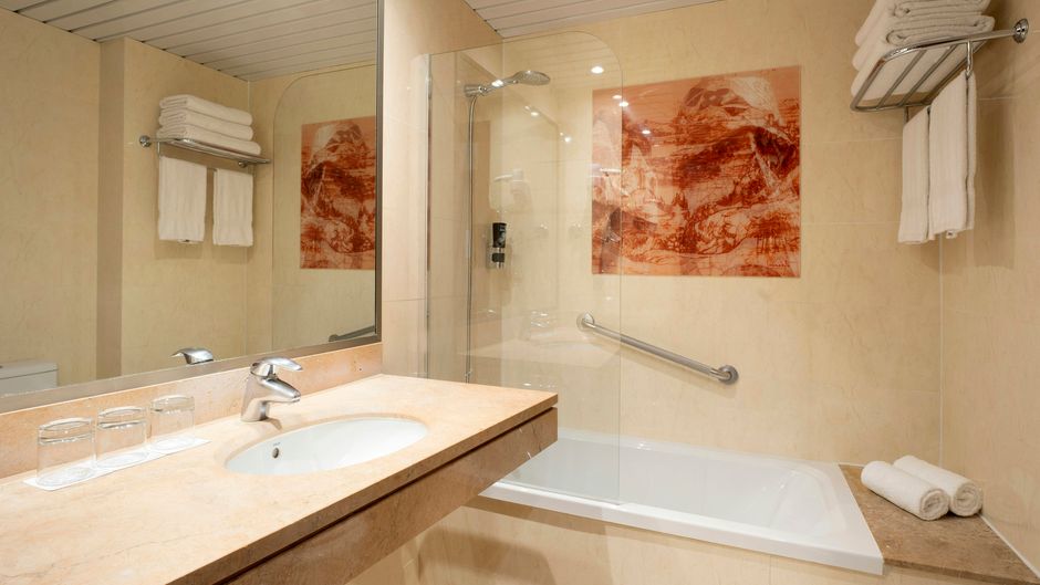 Leonardo Hotel Barcelona Gran Via Room