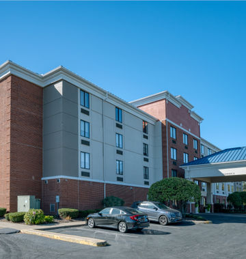 Holiday Inn Express Hotel & Suites
