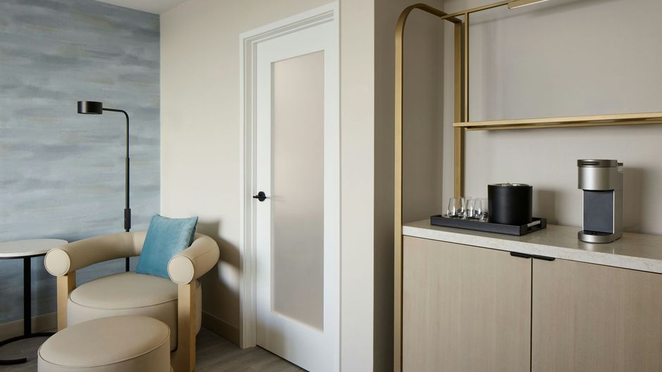 Toronto Airport Marriott Hotel Suite