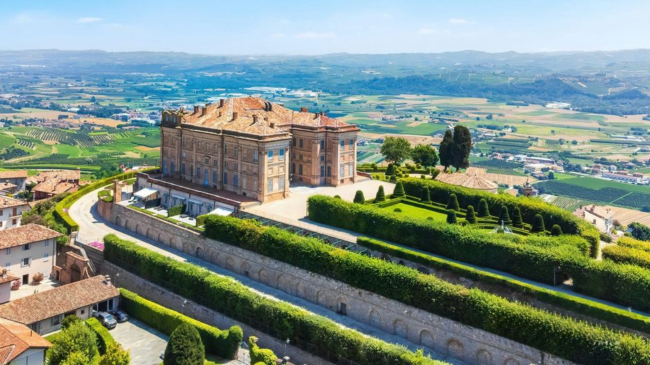 Castello Di Guarene Exterior