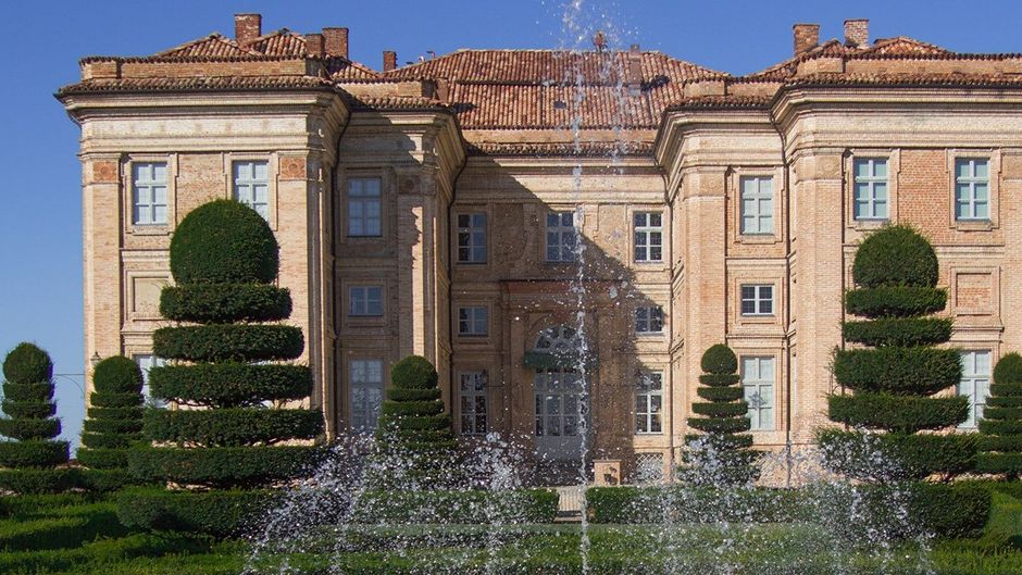 Castello Di Guarene Exterior