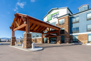 Holiday Inn Express Hotel & Suites