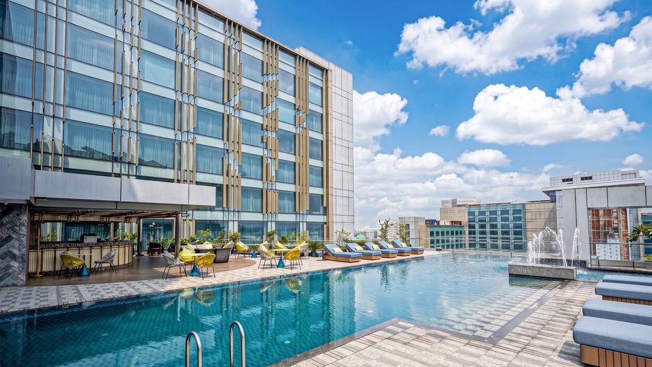 Crowne Plaza Dhaka Airport Pool