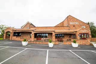 OYO White Horse Lodge Hotel