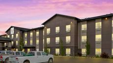 Duvernay Inn & Suites
