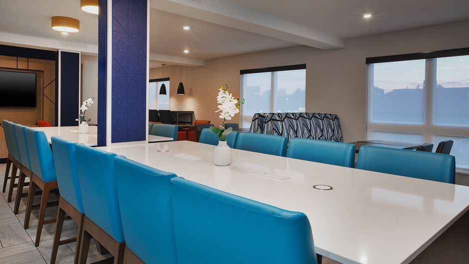 Holiday Inn Express & Suites Fredericton Restaurant