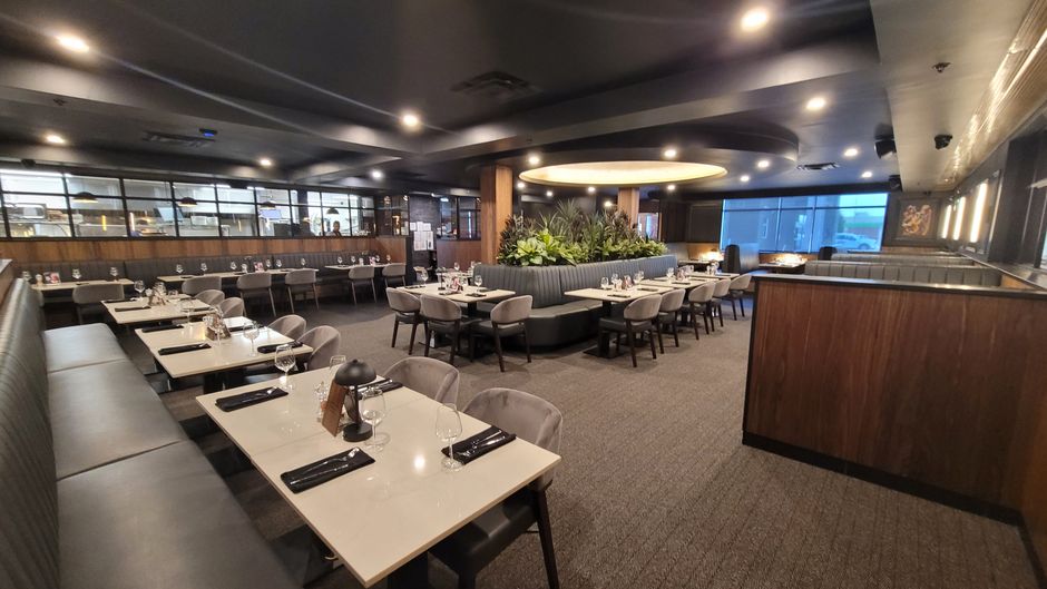 Holiday Inn Hotel & Suites Restaurant