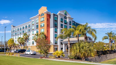 Holiday Inn Express Hotel & Suites