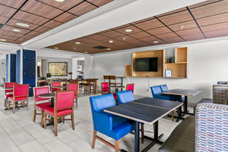 Holiday Inn Express Hotel & Suites