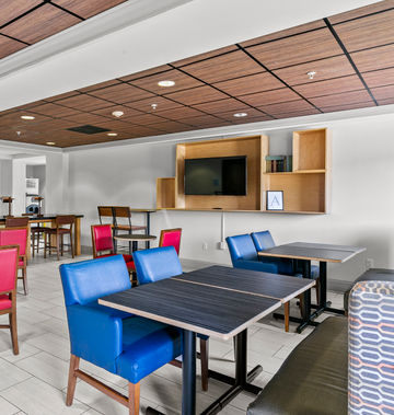 Holiday Inn Express Hotel & Suites