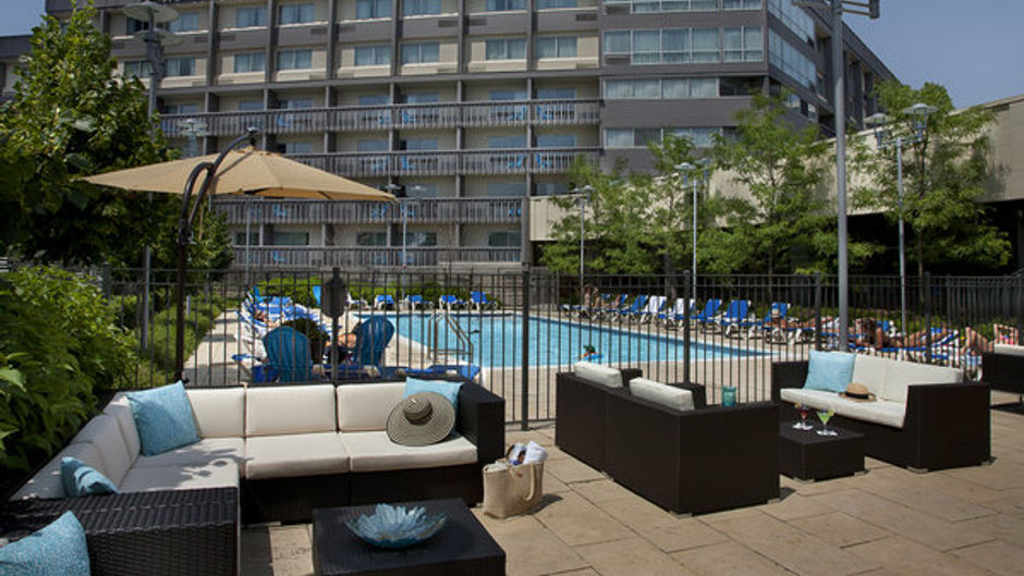 Toronto Don Valley Hotel & Suites Exterior