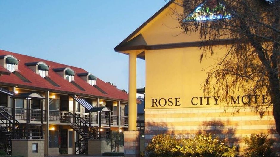 Rose City Motel Exterior