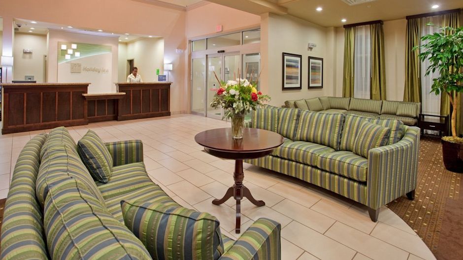 Holiday Inn Hotel & Suites Kamloops Lobby