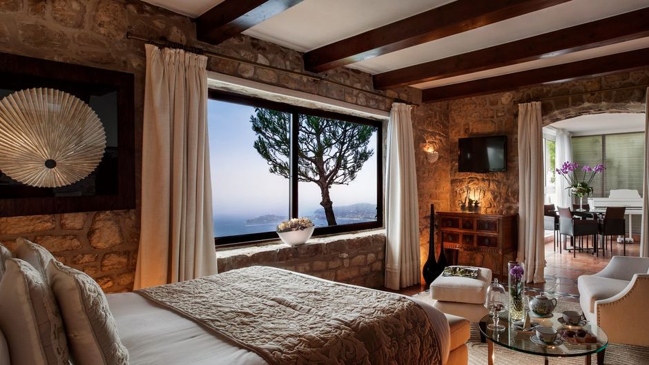 Chateau de la Chevre d'Or Suite