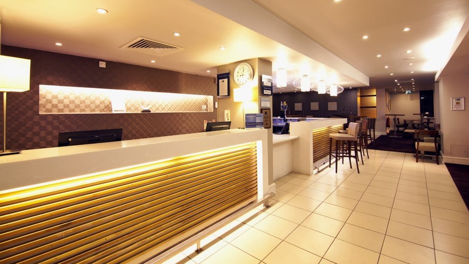 Holiday Inn Express Croydon Lobby