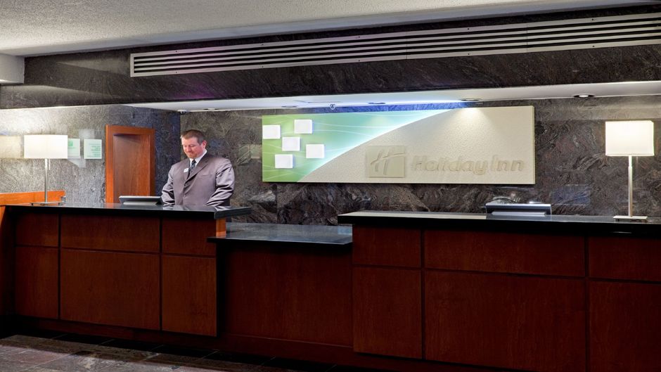 Holiday Inn Oakville Centre Lobby