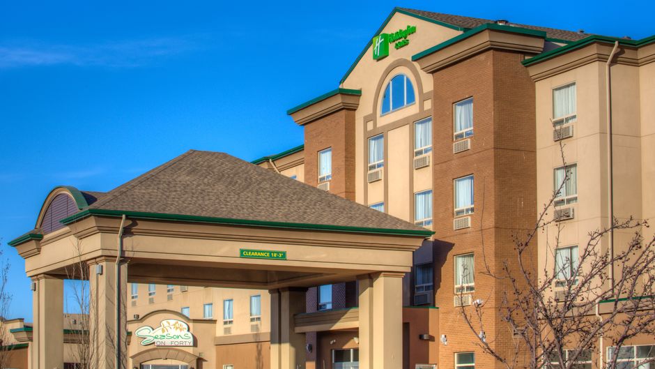 Holiday Inn Hotel & Suites Exterior