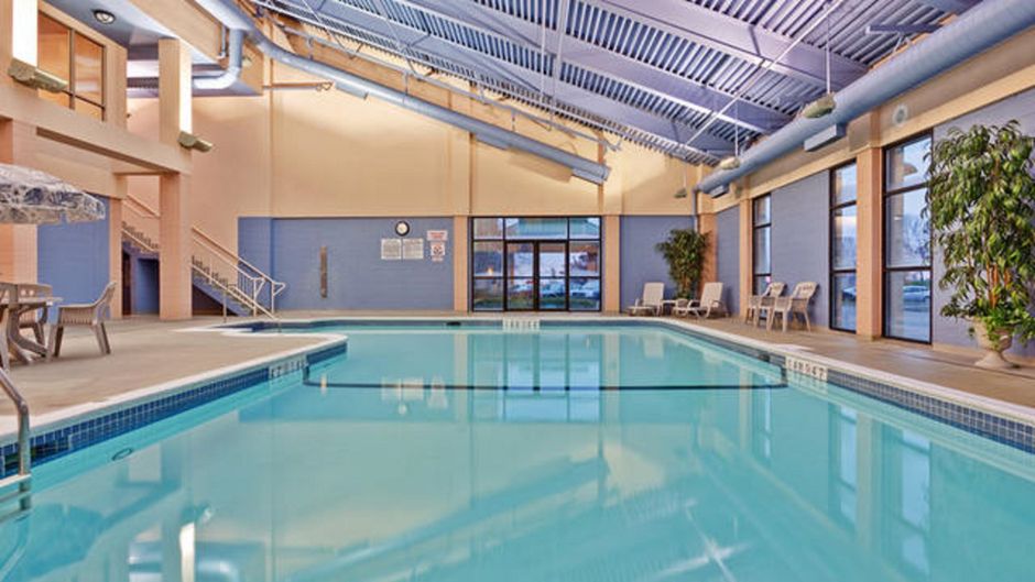 Holiday Inn Express & Suites Southwest Pool