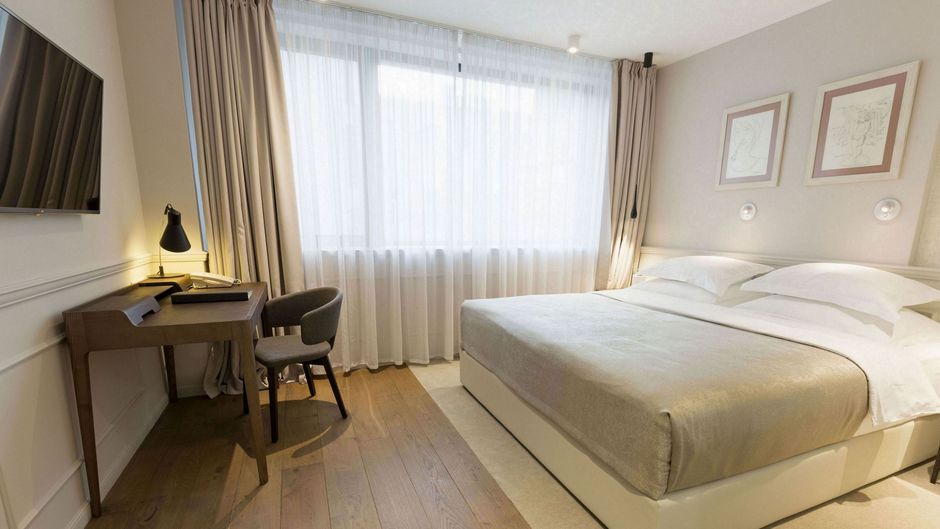 Envoy Hotel Room