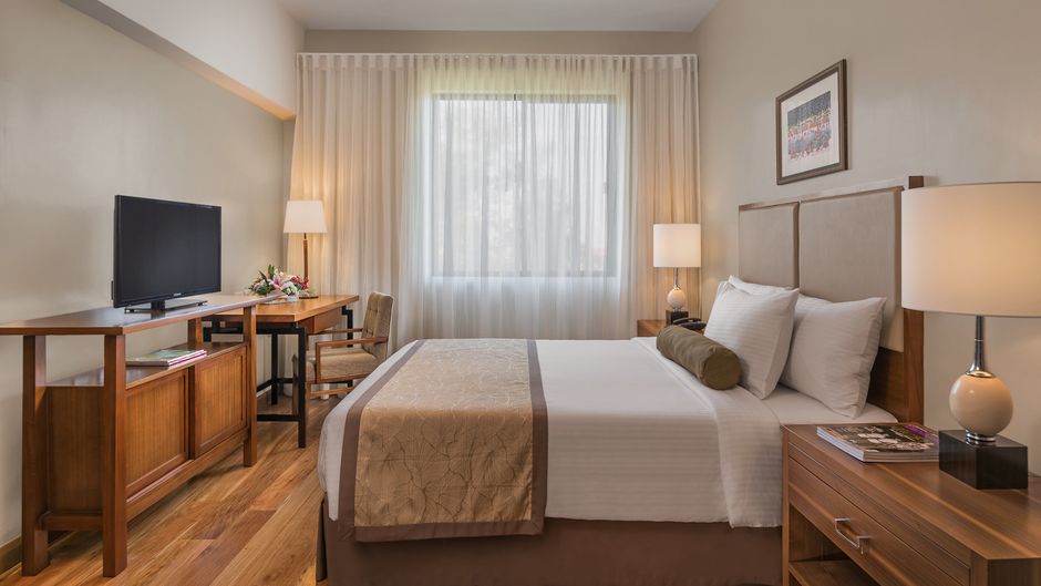 Holiday Inn Suites Batangas Limapark Suite