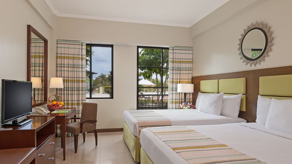 Holiday Inn Suites Batangas Limapark Room
