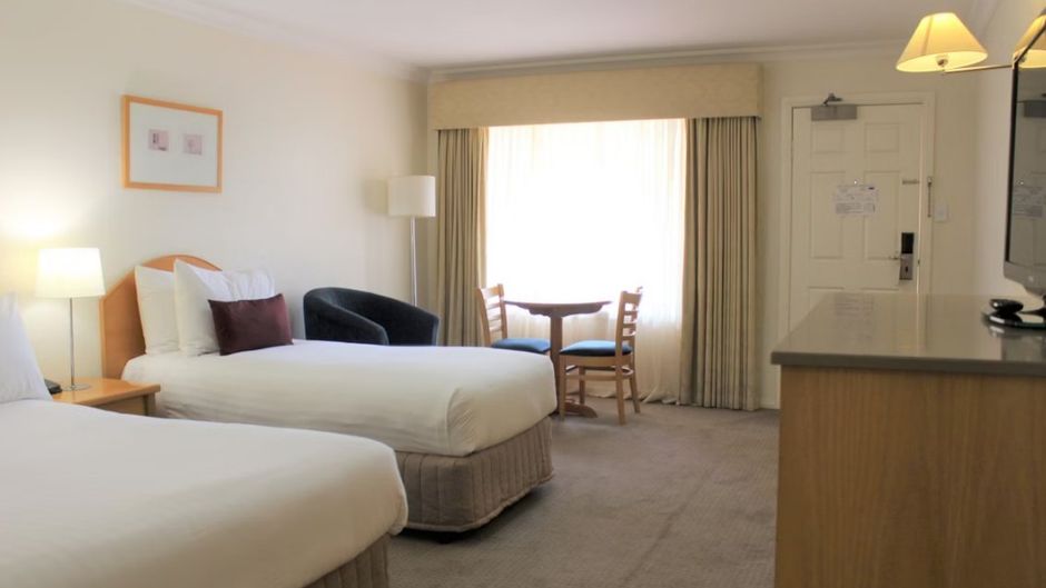 Carlyle Suites & Apartments Room