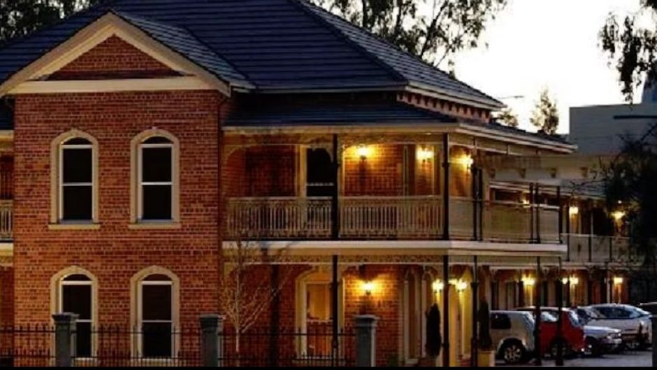 Carlyle Suites & Apartments Exterior