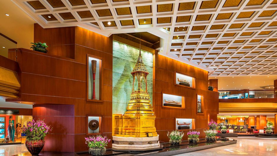 Royal Orchid Sheraton Riverside Hotel Lobby