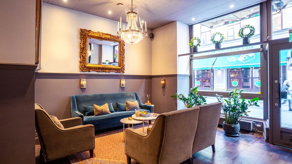 Queen's Hotel Lobby