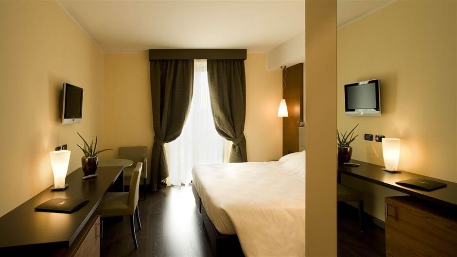 Red's Redaelli Hotel Room