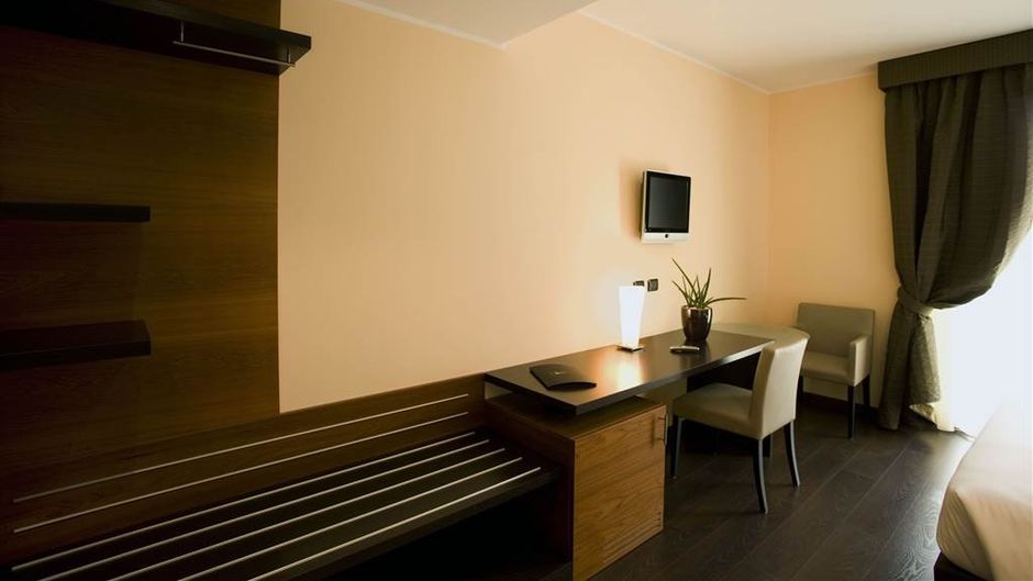 Red's Redaelli Hotel Room