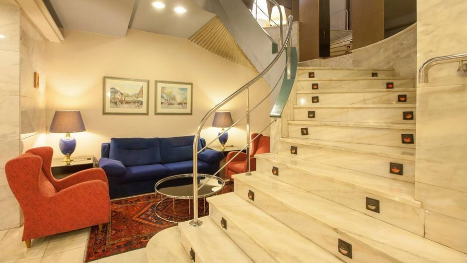 Albret Hotel Lobby