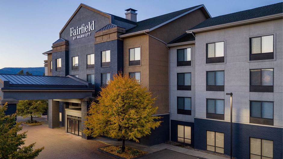 Fairfield Inn & Suites Kelowna Exterior
