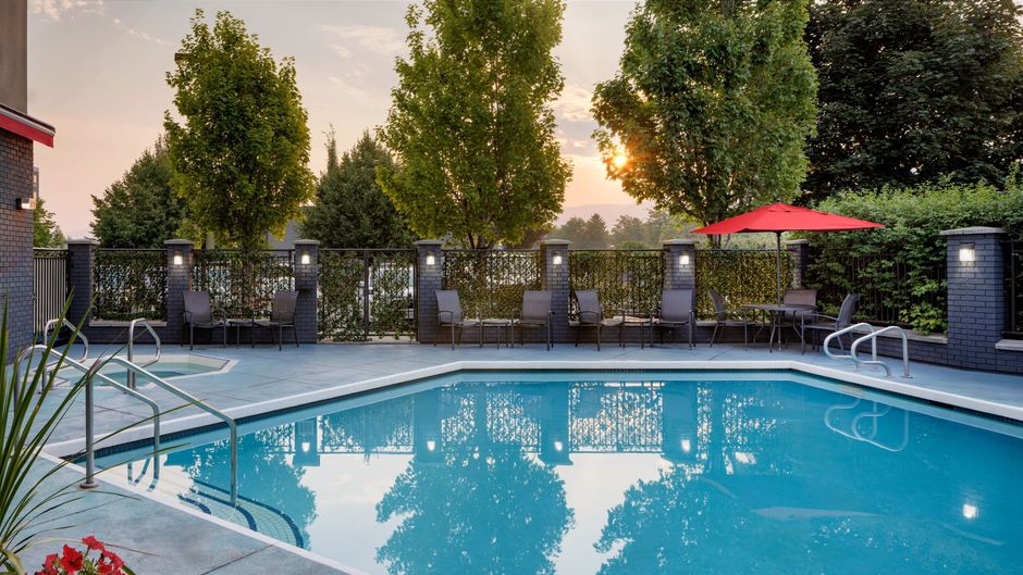 Fairfield Inn & Suites Kelowna Pool