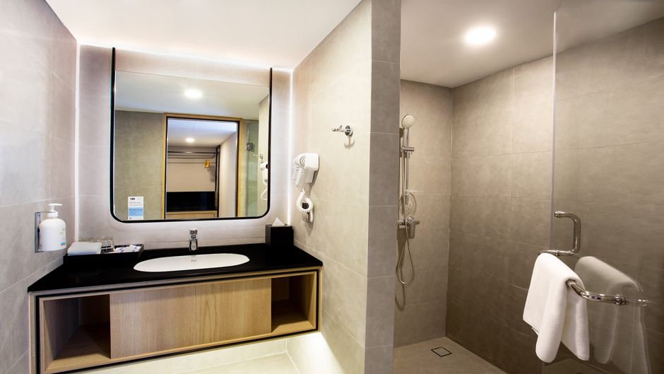 Holiday Inn Exp Suites Central Pier Room