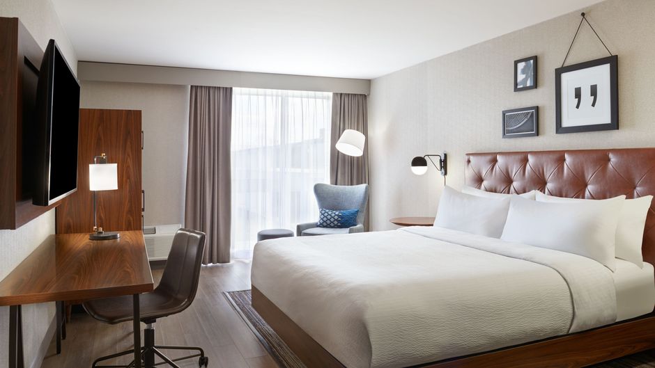 Four Points Point Edward Sarnia Room