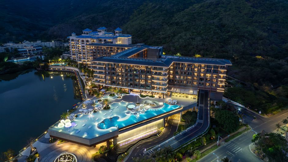 Hualuxe Yalong Bay Resort Pool
