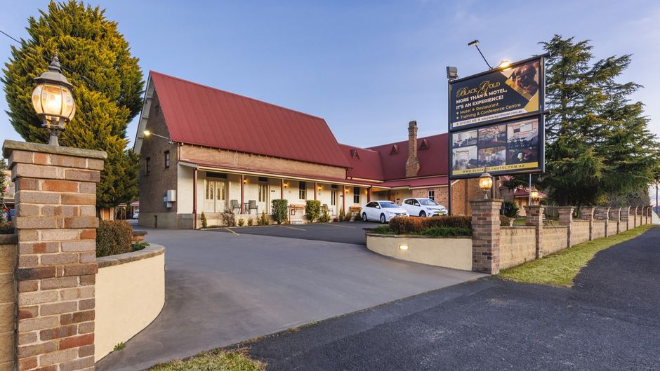 Black Gold Country Cabins and Motel Exterior