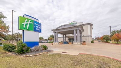 Holiday Inn Express Hotel & Suites