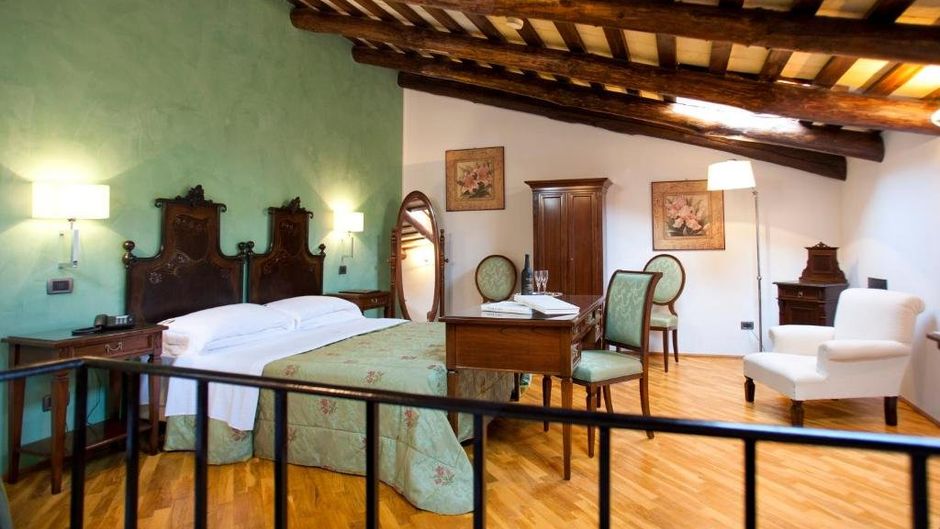 Hotel Carmine Room