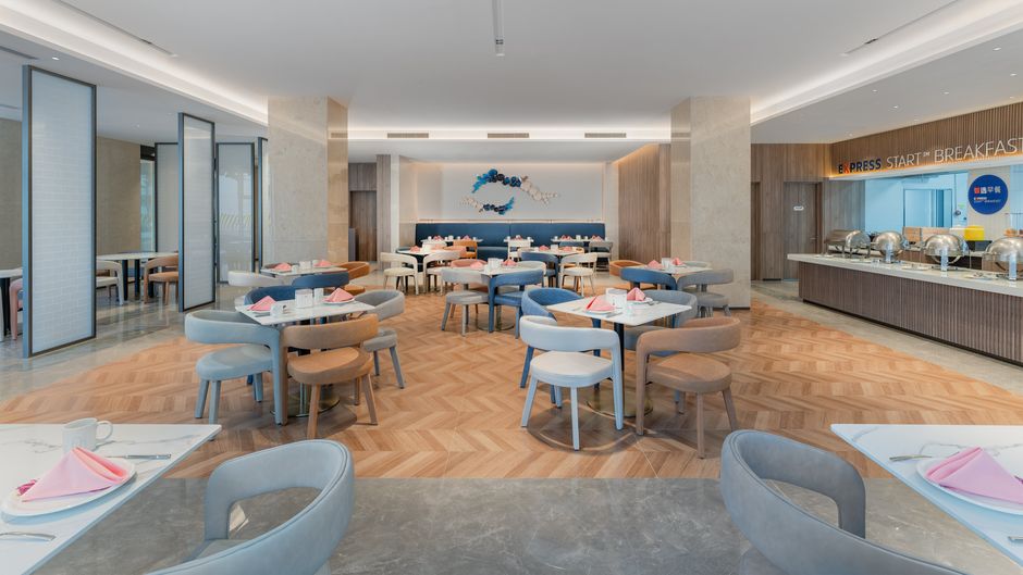 Holiday Inn Exp Shibei Restaurant