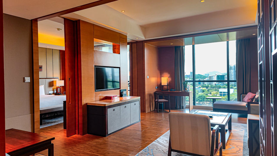 HUALUXE Yangjiang City Center Suite