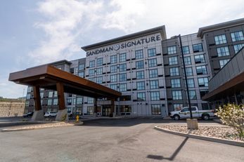 Sandman Signature Hotel & Suites
